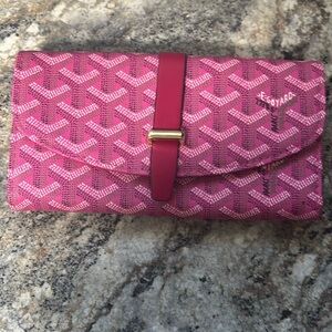 Pink button closed wallet